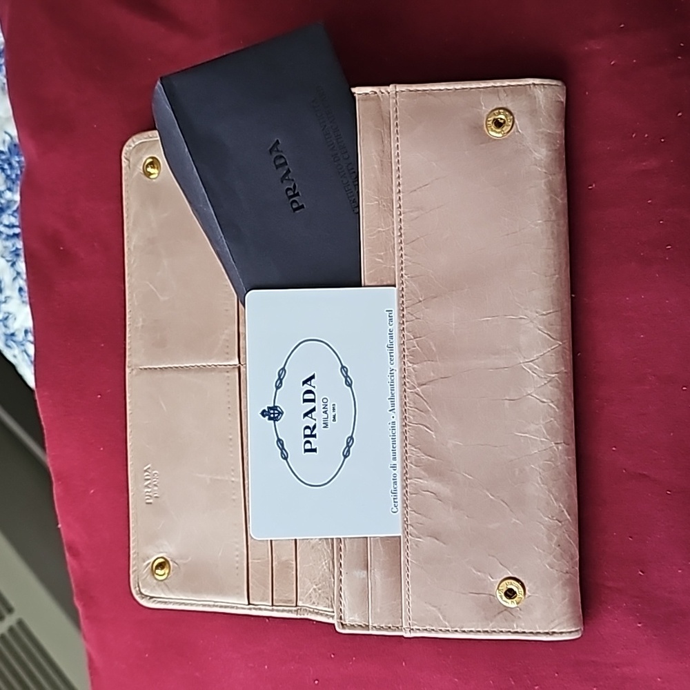 Prada - Picture 7 of 11